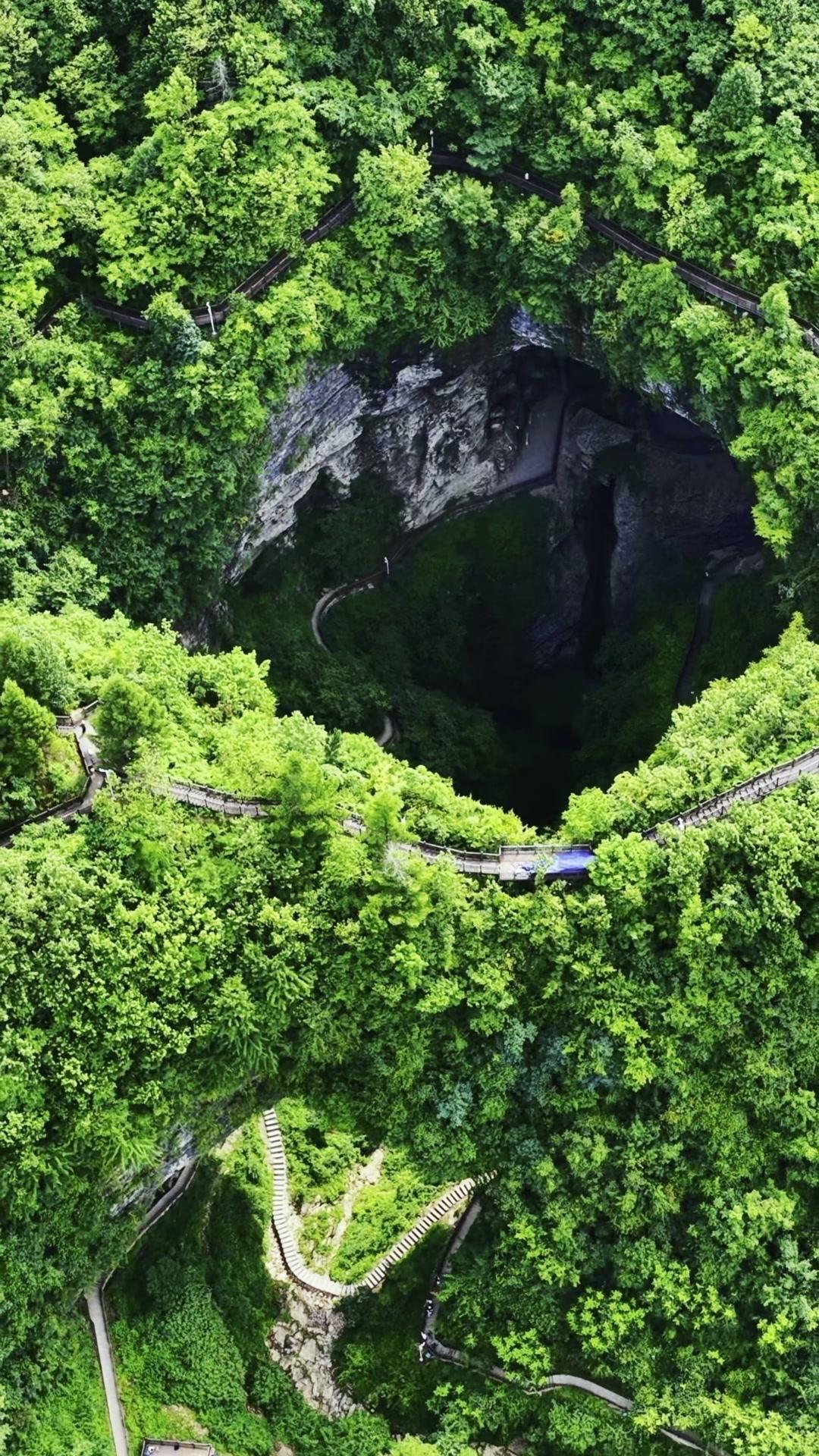 🍃逛进八面山的山野深处，意外撞见一处被人遗忘的天然溶洞。
这里早些年曾是隐秘的