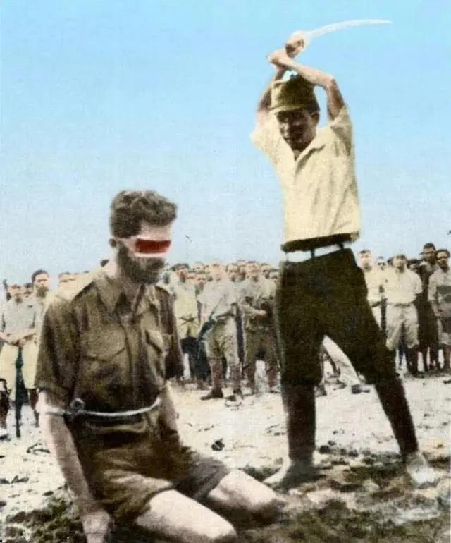 1943年一名澳大利亚的情报官被日军残忍杀害，期间还把过程拍了下来以供日后欣赏。