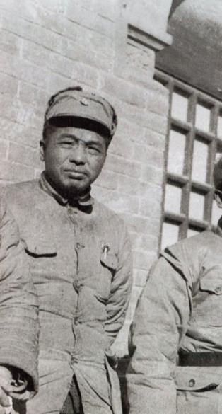 1947年7月，陕北，烈日当头。彭德怀率西北野战军在黄土高原上辗转行军。部队连续