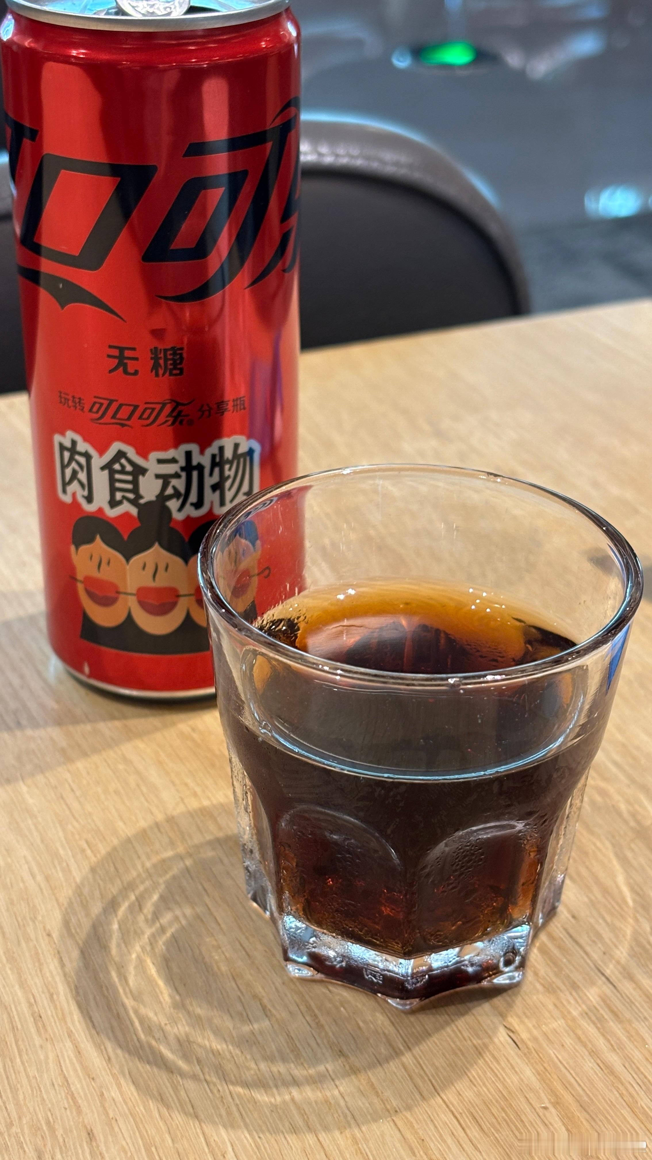 可乐是不是真能治病我不确定，但我刚才头疼不太舒服，干了一瓶这个下去，出了些汗，竟