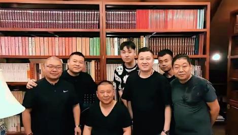 书房不摆书摆什么？金宇澄书房和郭德纲的藏书挺多，这和有没有文化没有关系。

每个