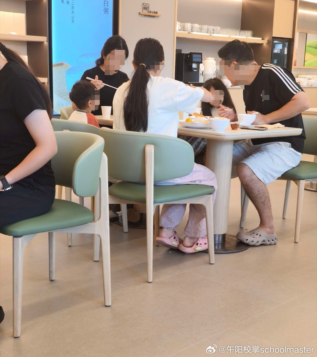 吃早餐时看到一对夫妻带三个孩子，2个姐姐1个弟弟。我觉得这个场景很幸福，这种三孩