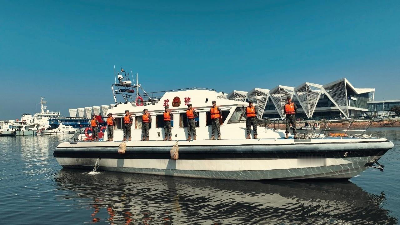 山东总队青岛支队船艇中队WX121艇。可能是太阳鸟，海斯比，江龙等公务/执法艇供