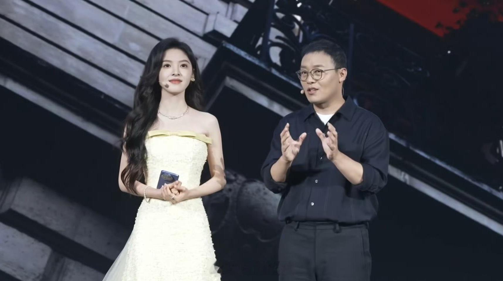 真我代言人章若楠到现场了 太漂亮啦[求关注]有喜欢她的吗？真我gt8发布会 ​​