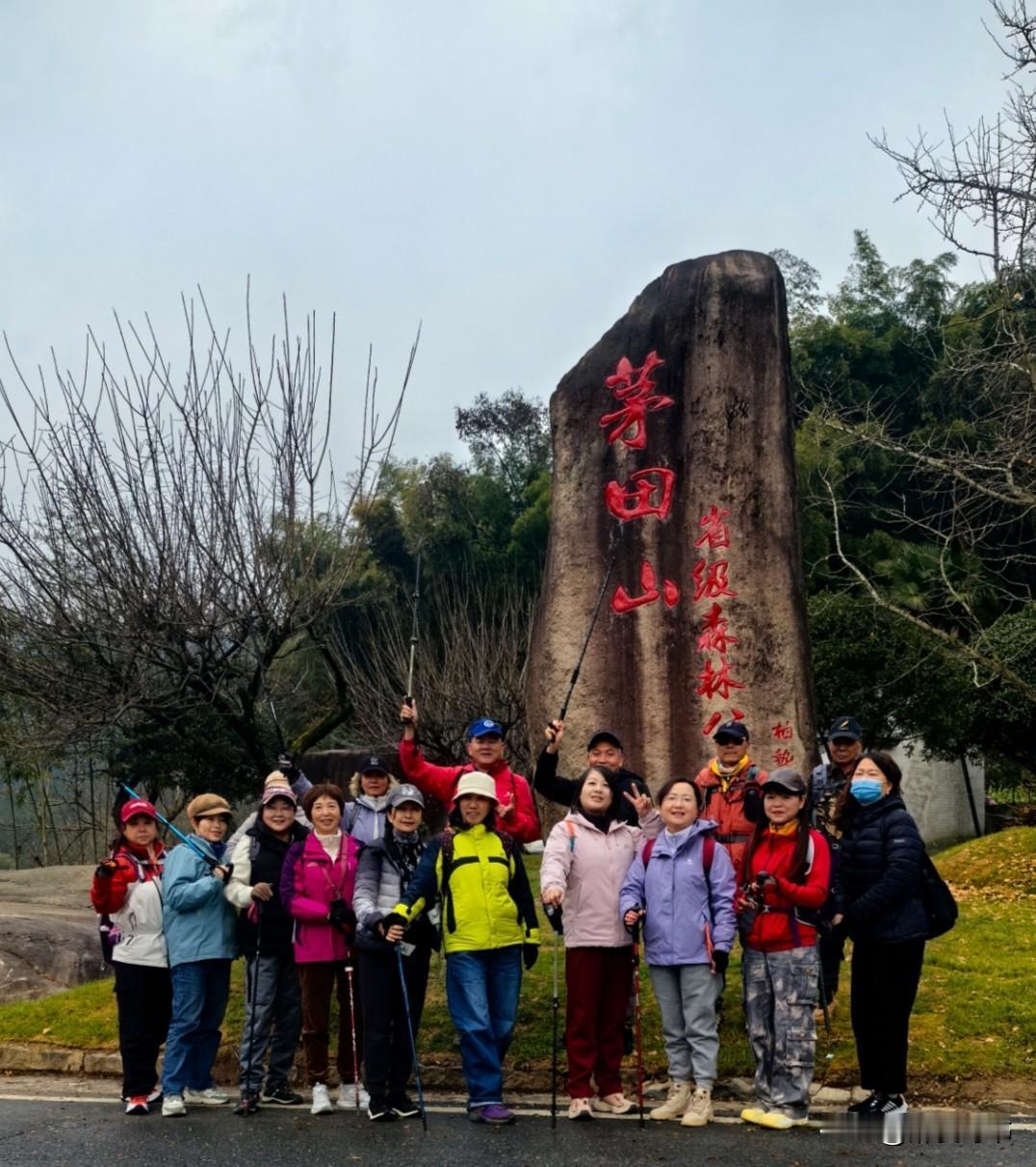 “广德三件套”:迎春街炖锅、卡旺卡奶茶、詹记桃酥最近火出圈了！人乌泱泱的挤着排队