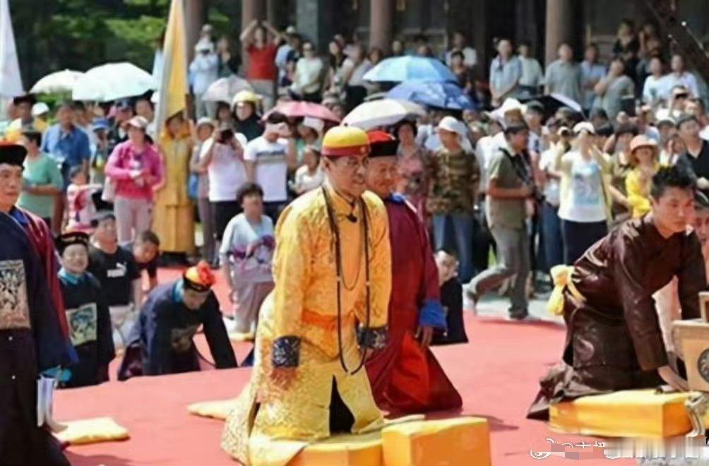 大清已灭亡100多年，而乾隆7世孙仍穿龙袍祭祖，家里金碧辉煌，大家对此作何评价？