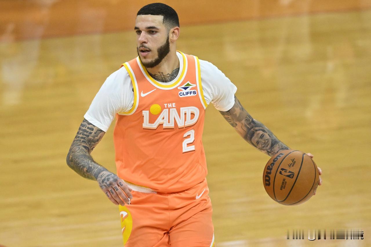 唏嘘！昔日天才榜眼朗佐·鲍尔再被交易，骑士贴选秀权送其至爵士。
据名记Shams