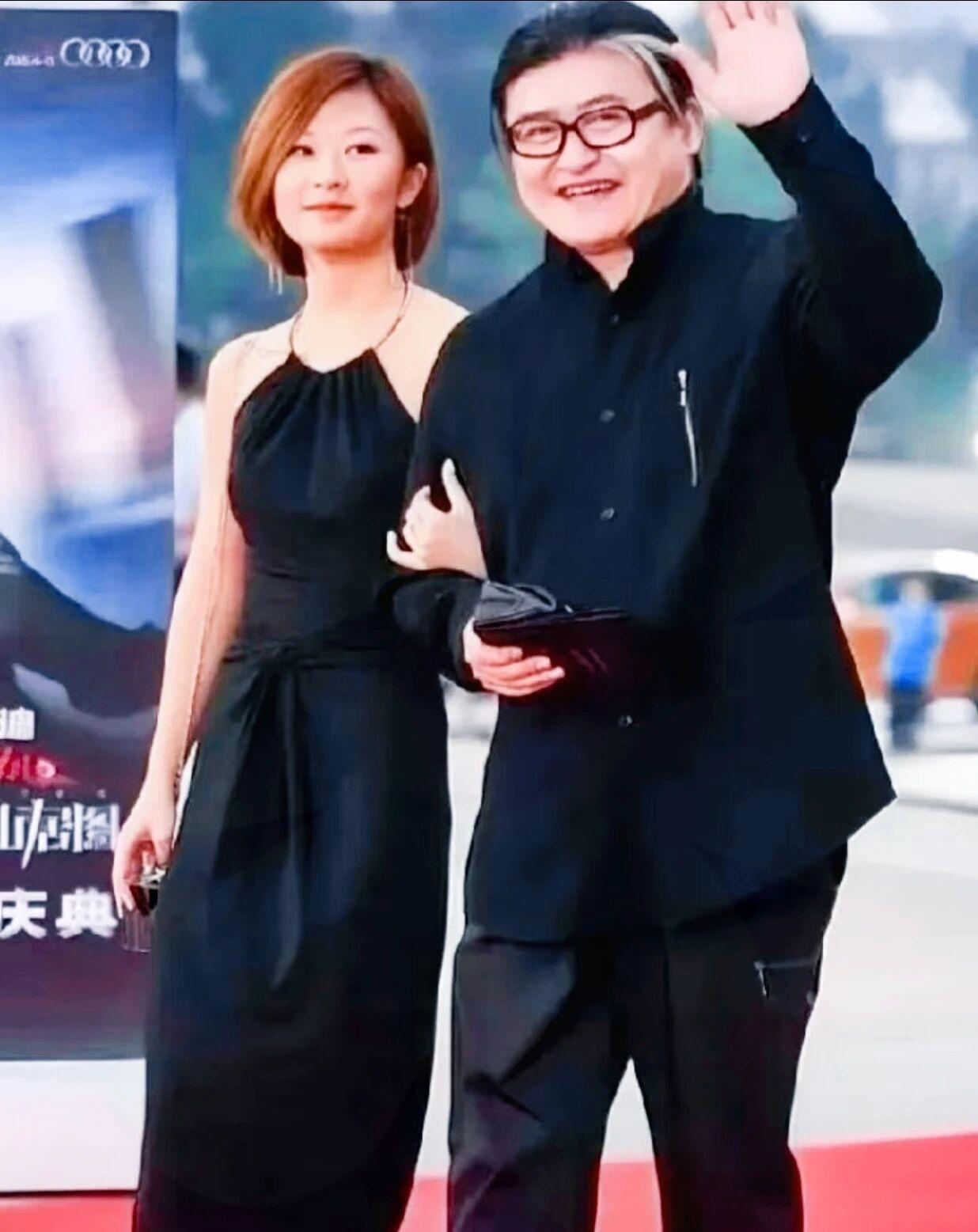刘欢嫁闺女这事，好多人是后来翻去年刘一丝在重庆办婚礼的照片才回过味来的。没有大牌