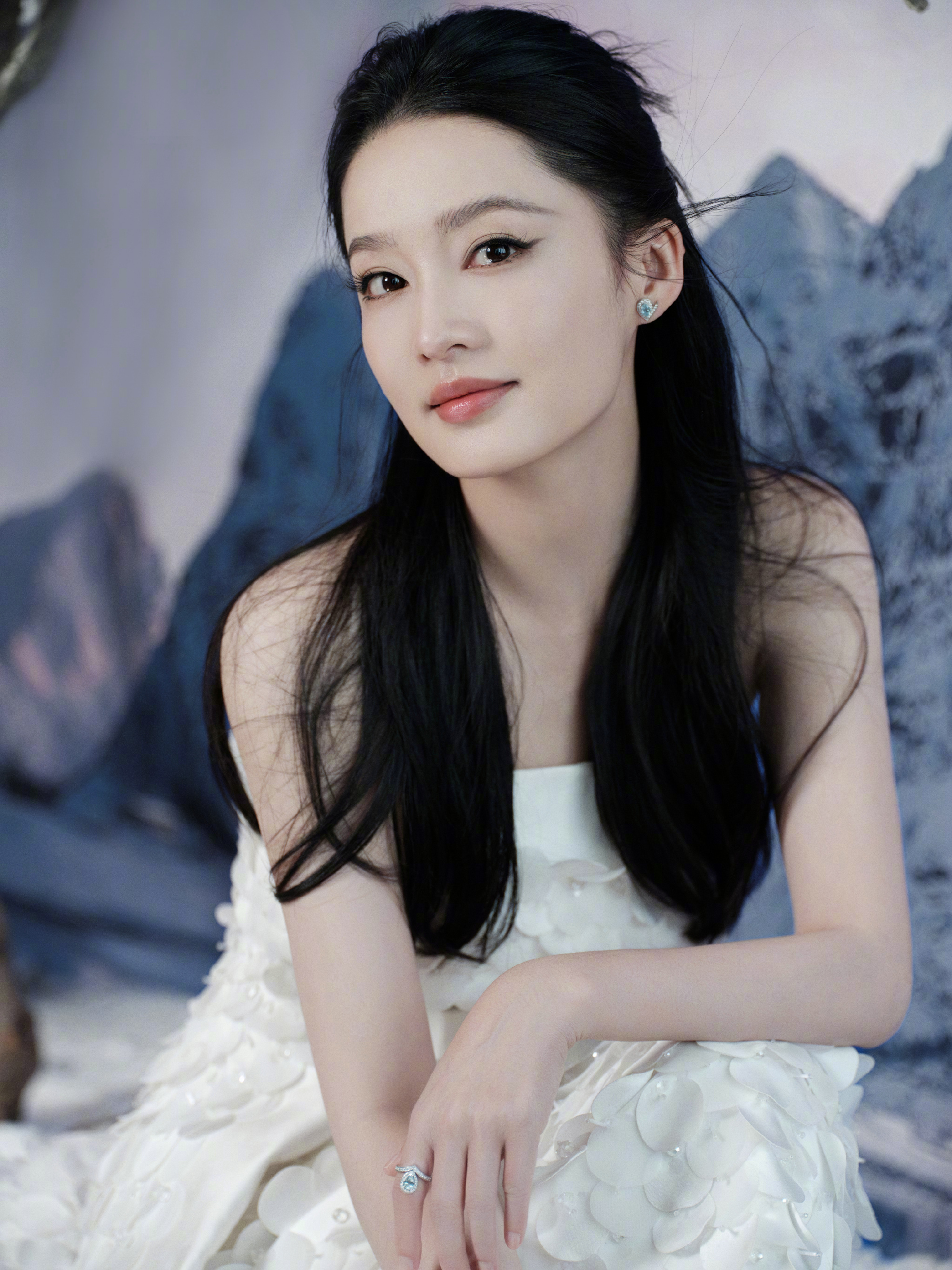 李沁白色抹胸裙衬的整个人清新脱俗、温婉动人！ ​​​