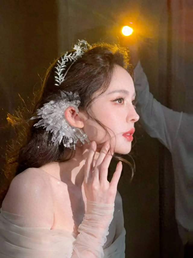 古力娜扎素色抹胸纱裙造型