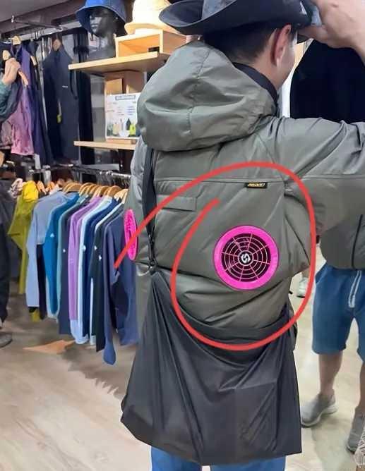 唉呀妈呀，超市门店羽绒服男装设计好别致啊

某地服装店，见一男子在试穿一件灰色羽