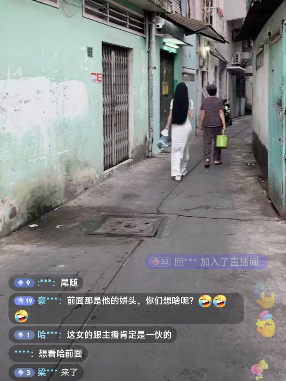 直播新套路:2万观众要求主播跟住前面的女孩，实际应该是主播的partner。[允