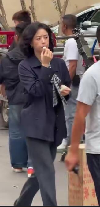 第一次这么近距离看见蒋欣的小脸盘子。这脸盘子可真的小啊，小得把一头黑发衬托的特别