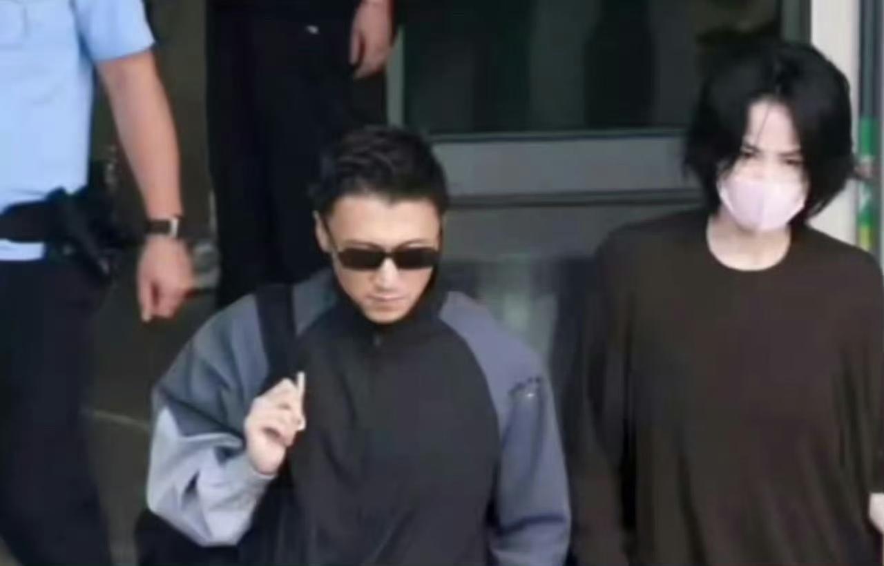 好浪漫啊！
王菲和谢霆锋又合体了！
他跨越大半个中国去接她。

南京、长沙之后，
