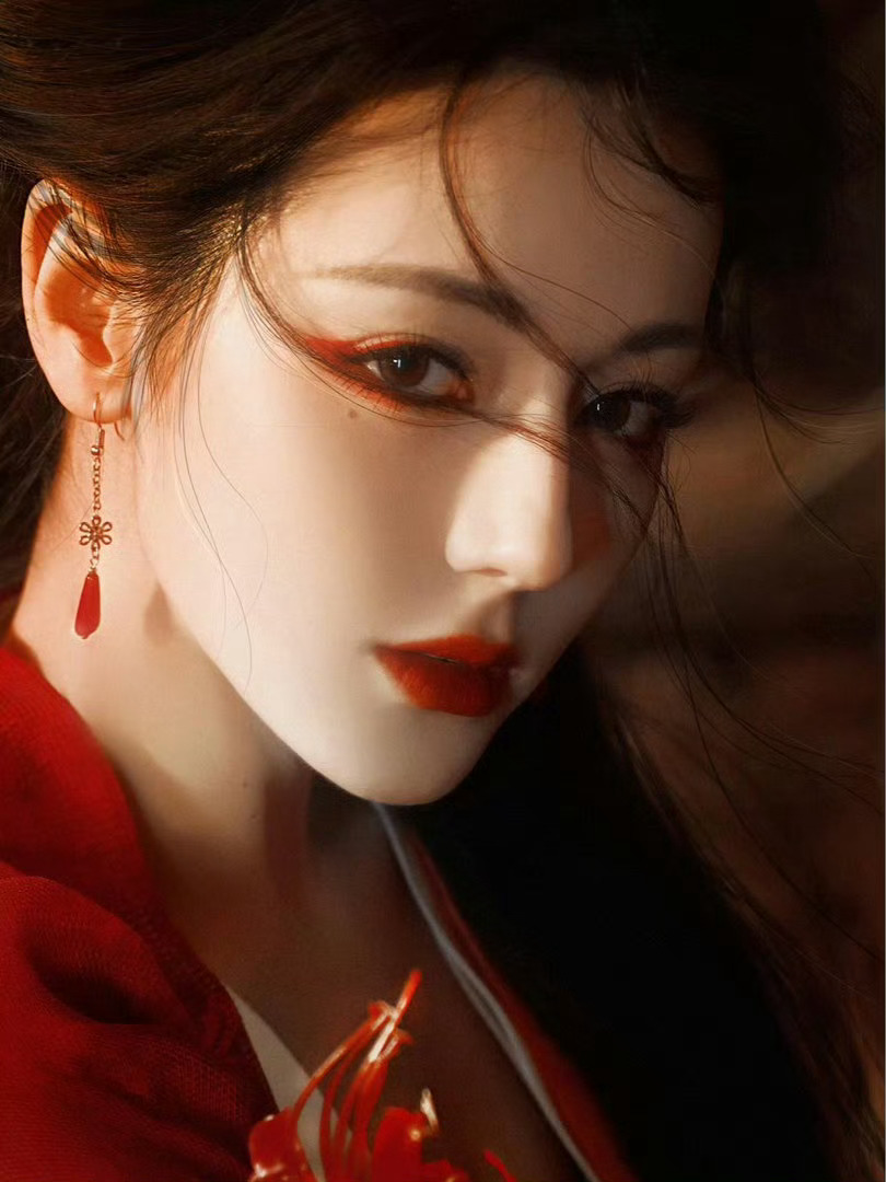 热巴贺思慕孤独又灿烂的神热巴的贺思慕自带神性，孤独又灿烂，白衣红衣各有韵味，气质