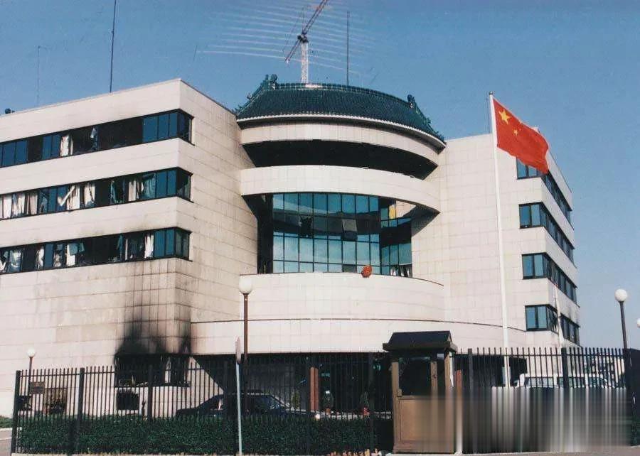 当年的惨烈镜头今日又重现，
为什么要谴责以色列？因为轰炸唤醒了我们的记忆：大使馆