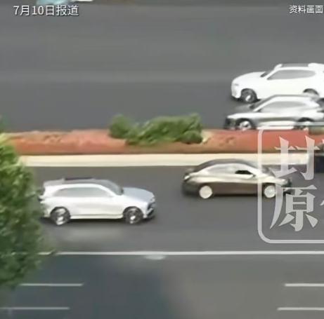 四川一名 58 岁男子独自骑着自行车在城市道路上通行，骑行途中身体突然支撑不住，