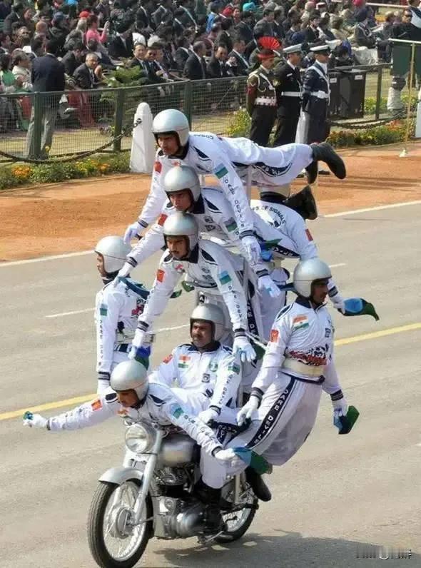 假如阅兵也象围棋一般分段位，那么中国的阅兵就是最高一级的职业九段，且是超一流、断