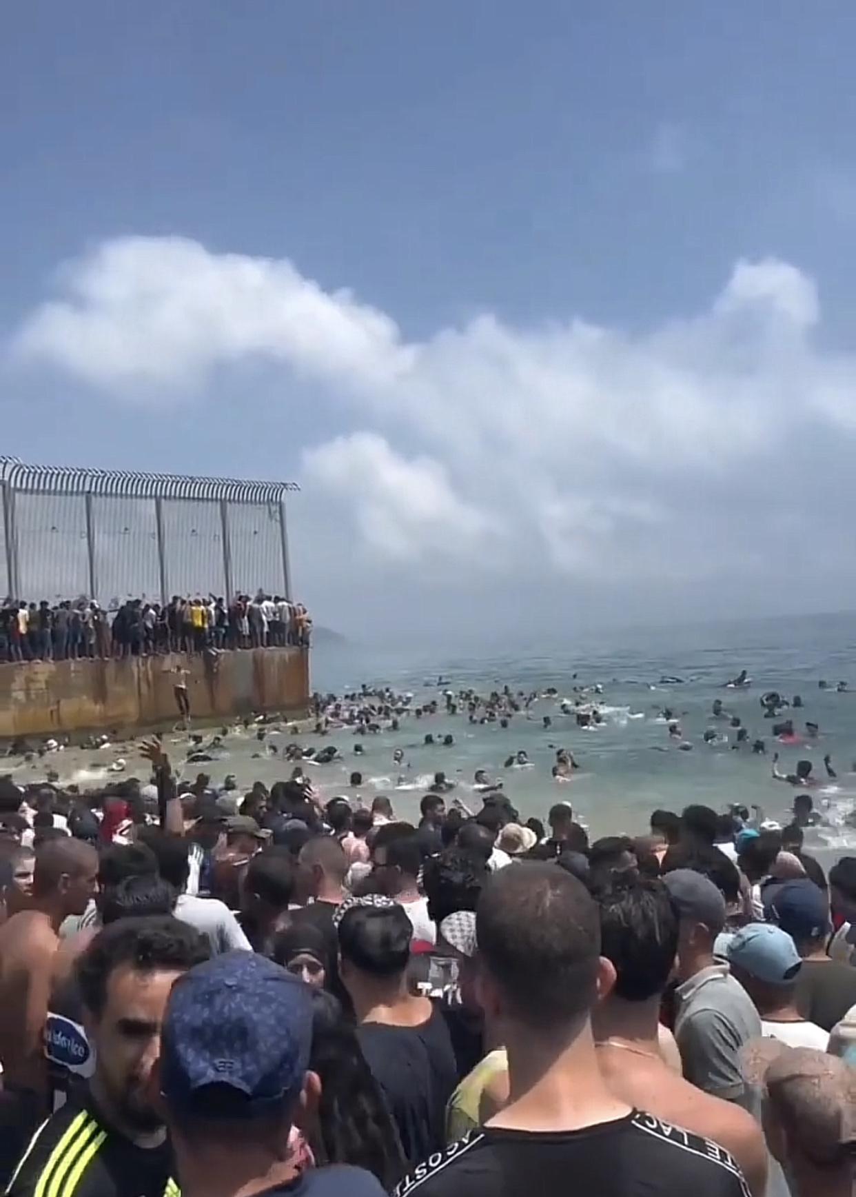 伊朗重磅评论：五万移民冲击西班牙飞地存在背后阴谋，指控美以联合摩洛哥设局，报复西