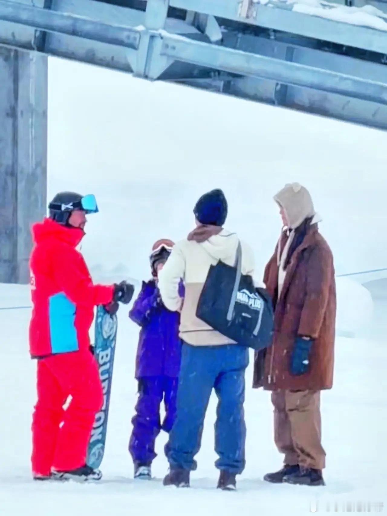 有网友在二世古偶遇陈冠希秦舒培一家，有钱人冬天的固定项目，肯定要去滑雪消遣！ 