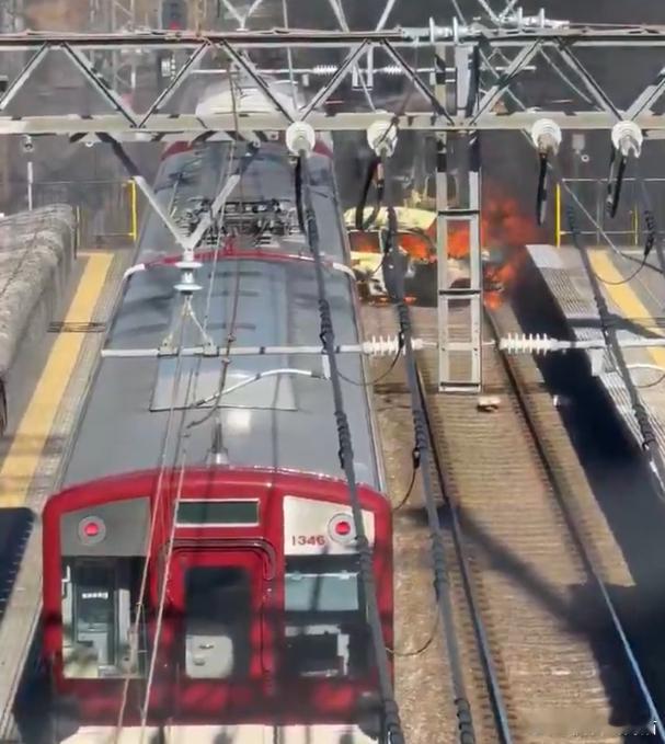 【580人惊魂！日本京都轿车擅闯平交道遭电车撞击起火】海外新鲜事 日本京都府精华