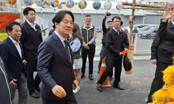 赖清德今天窜到台南市北区胜安宫赠匾，表明目的是回到台南来叩谢神恩并感谢乡亲老战友