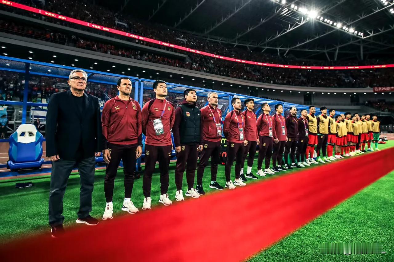 2025年国足世预赛最理想阵容:
  门将:王大雷（颜骏凌）
  后卫:高准翼、