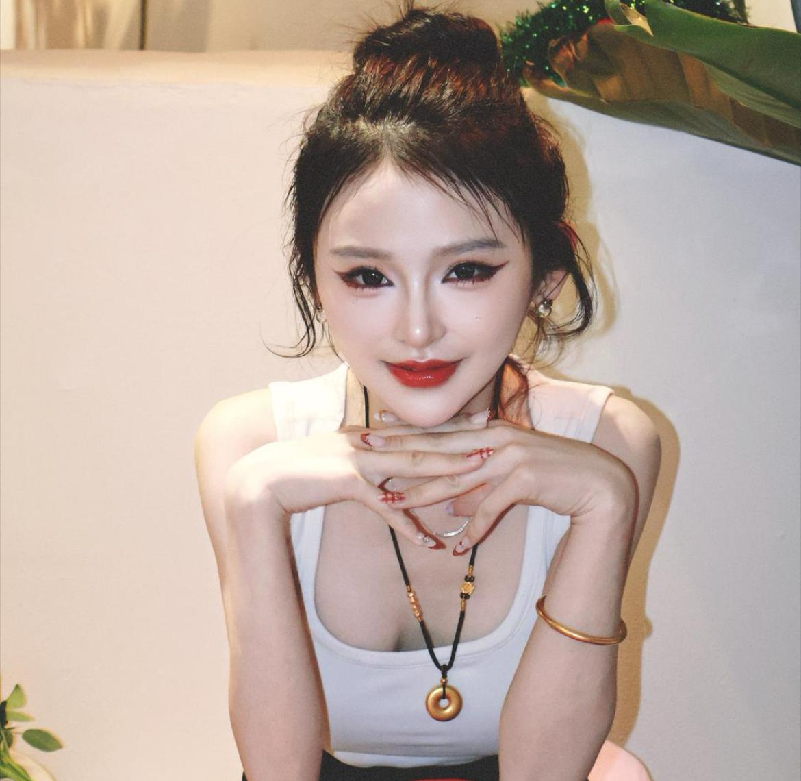 突发！百万吃播网红“莹莹”去世，年仅24岁，父母公开讣告
知情人透露细节，患暴食