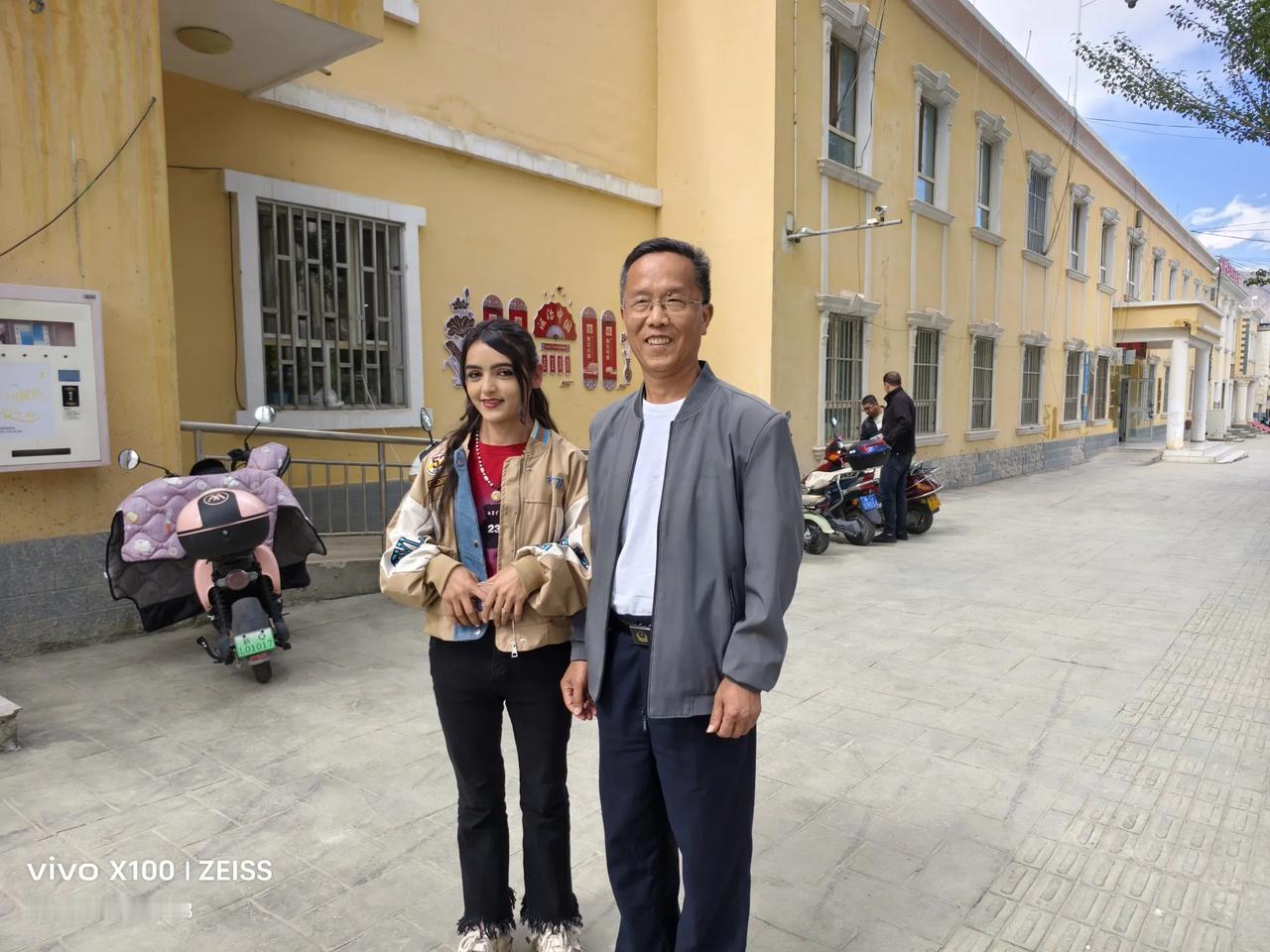 #分享一张你在新疆的照片#在塔什库尔干塔吉克自治县旅游跟塔吉克族帅哥美女合影。