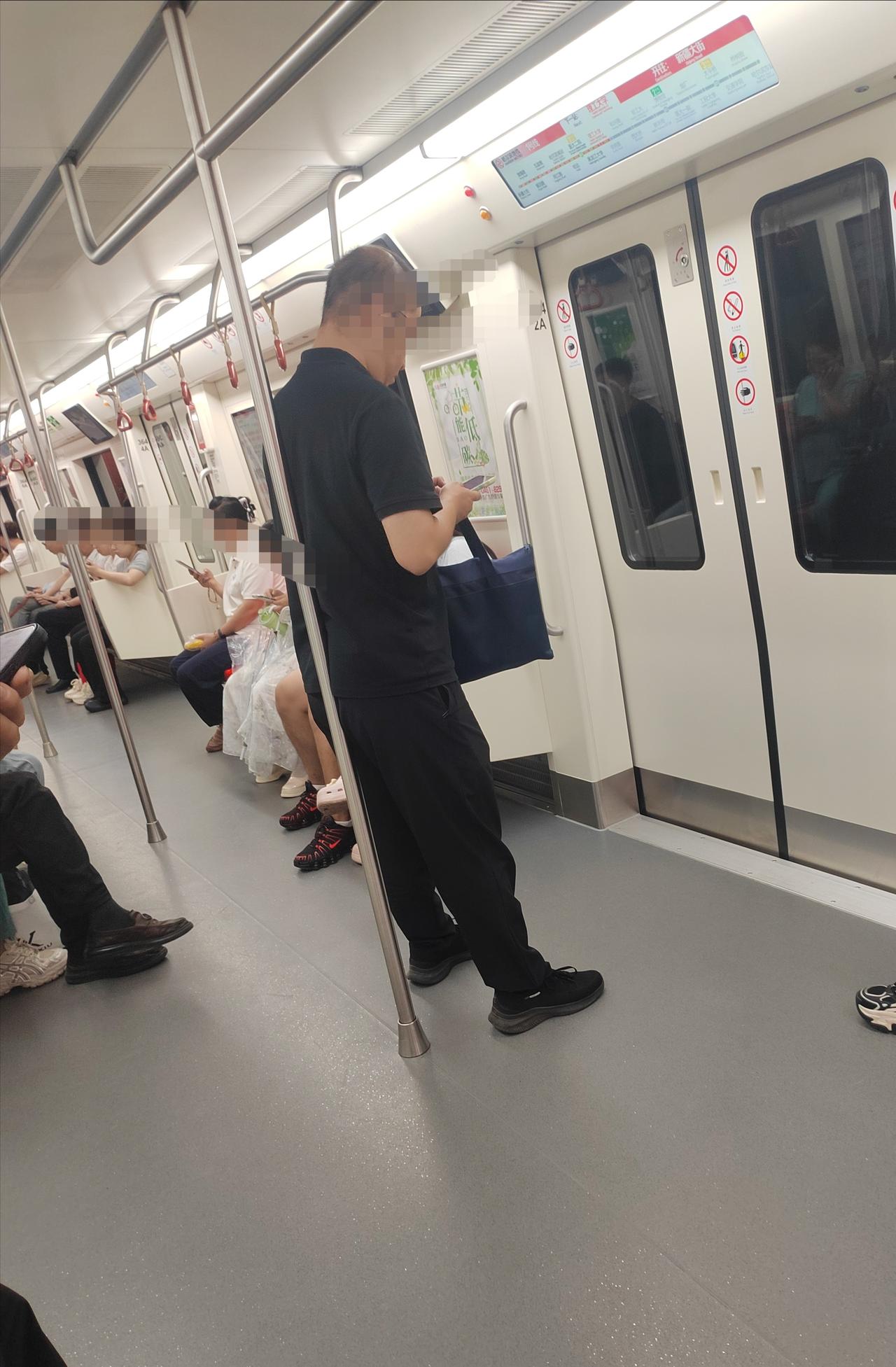 坐地铁大爷大妈太能挤，我本来是坐在座位上的，硬生生的给我挤出来了，索性不坐着了，