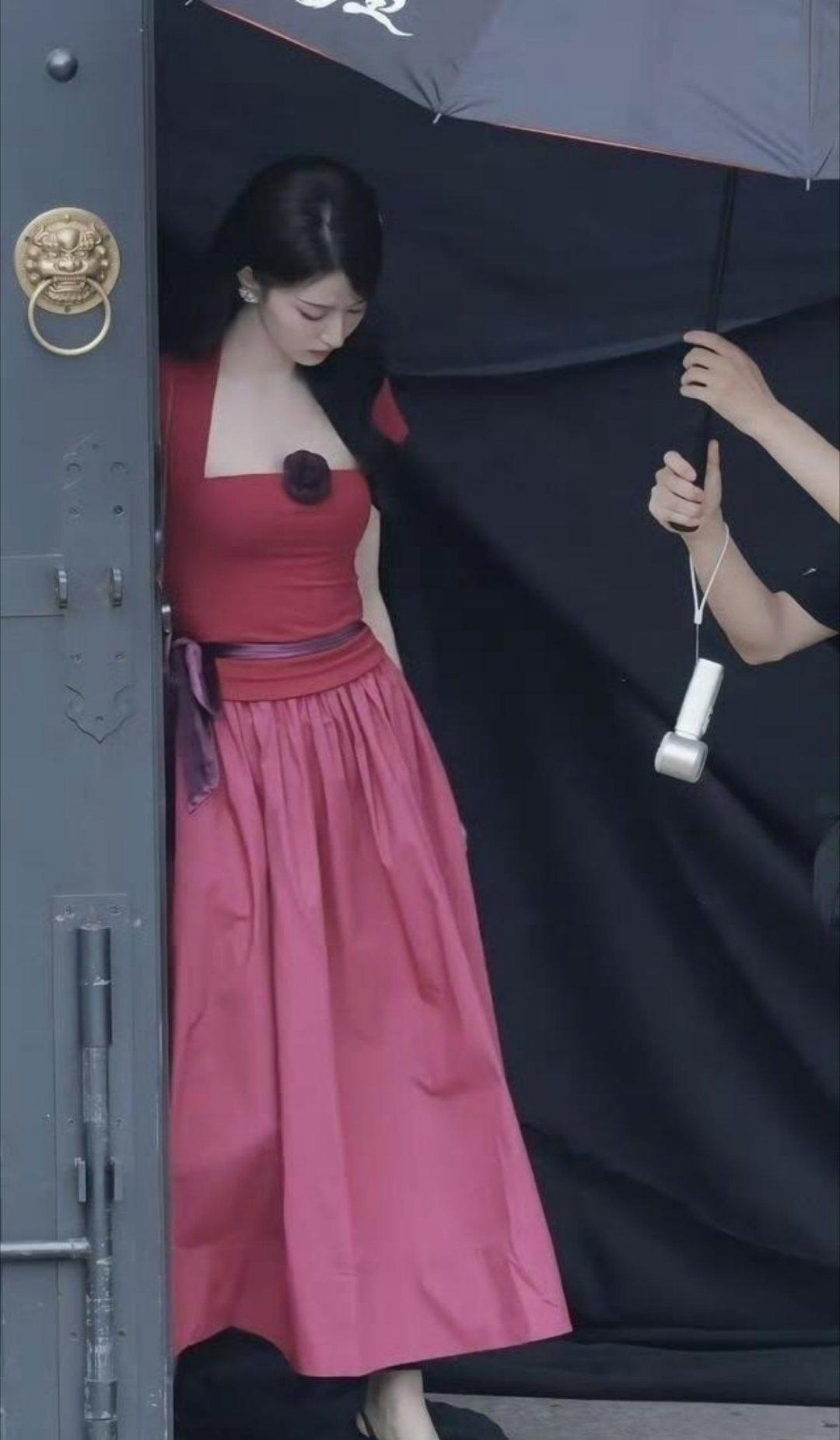 王楚然打破了内娱白幼瘦审美，美女也可以拥有小肚肚自由。 