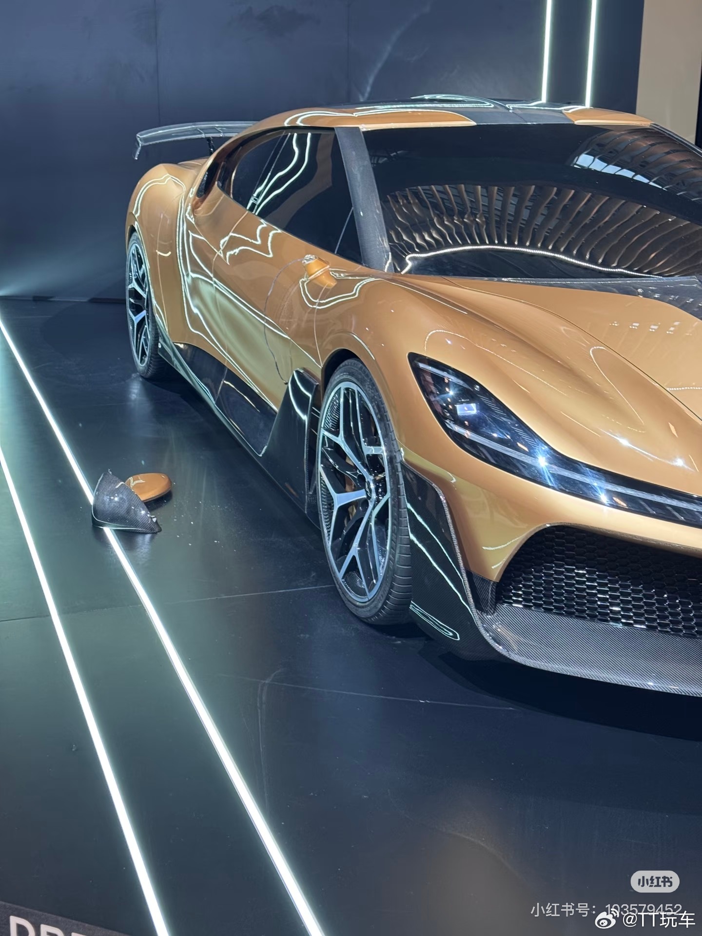 追觅汽车 车耳朵掉了，放大一看，差点没甭住。