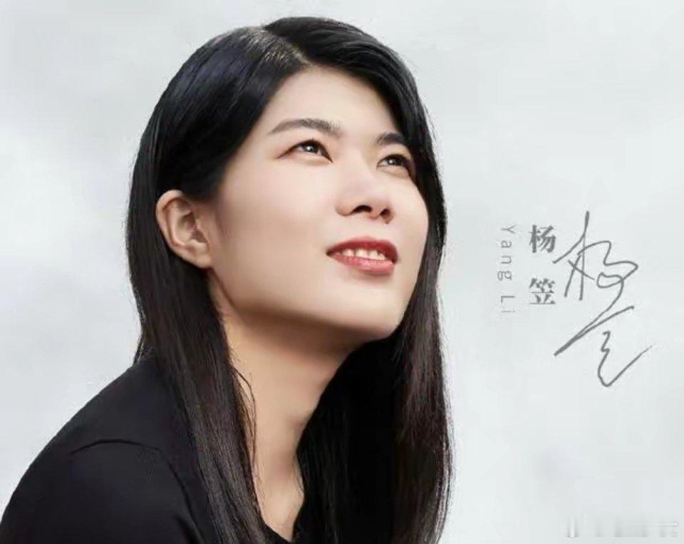 #杨笠抽烟#杨笠抽烟事件本身，其实并没有那么复杂。她只是一个在自己家里抽烟的普通