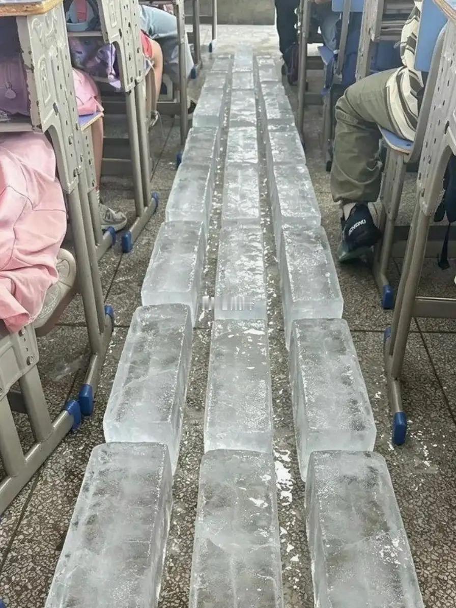 教室过道铺满大冰块用来降温，独特一幕引发网友热议。靠冰块吸热只能临时缓解闷热，不
