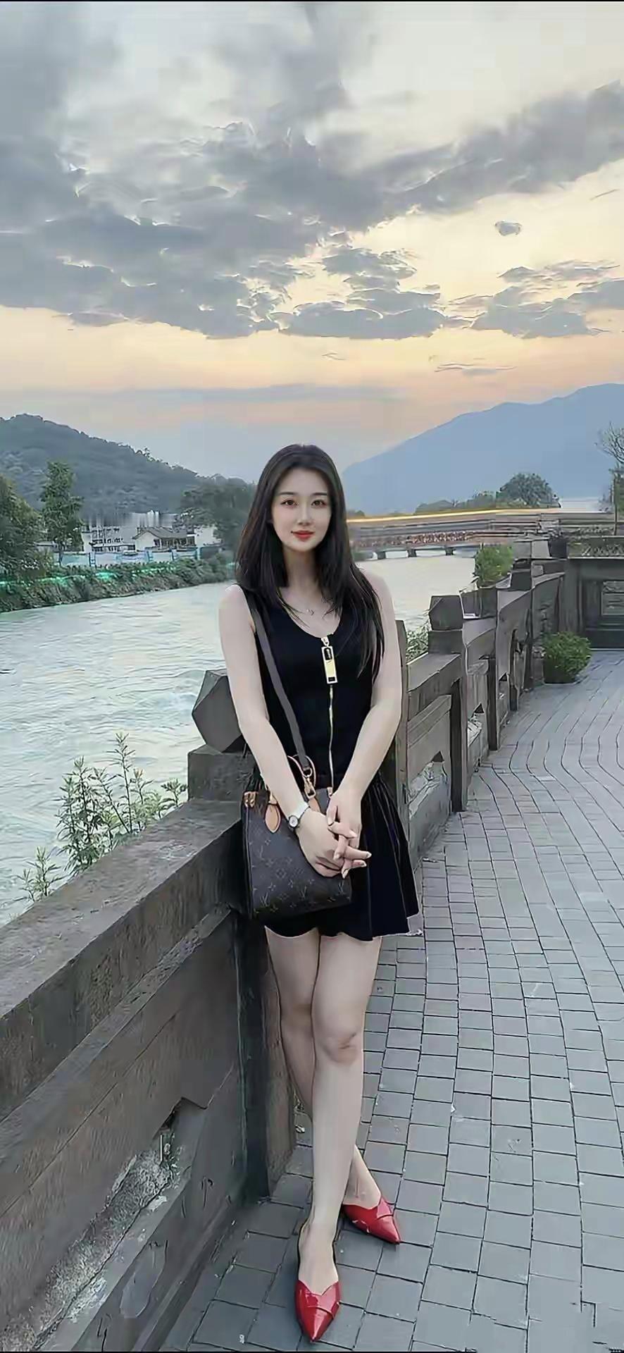 美图欣赏，看图写诗

《浣溪沙·都江堰晚照》
江畔云轻暮色柔，宝瓶飞水韵长久。塔