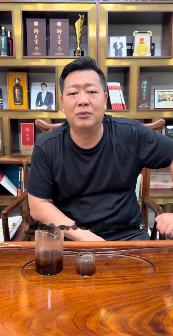 张大炮奉劝上海阿牛哥，近君子远小人，话里话外直指阿牛身边的滑步倒（王永生），总有