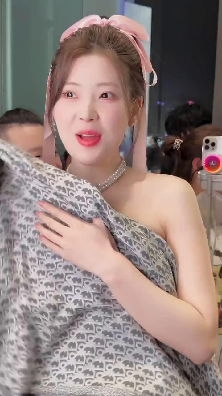 闭上，说萌萌背后长个豆沙把我们吸出来。好贪吃，这个男人就变成这个样。