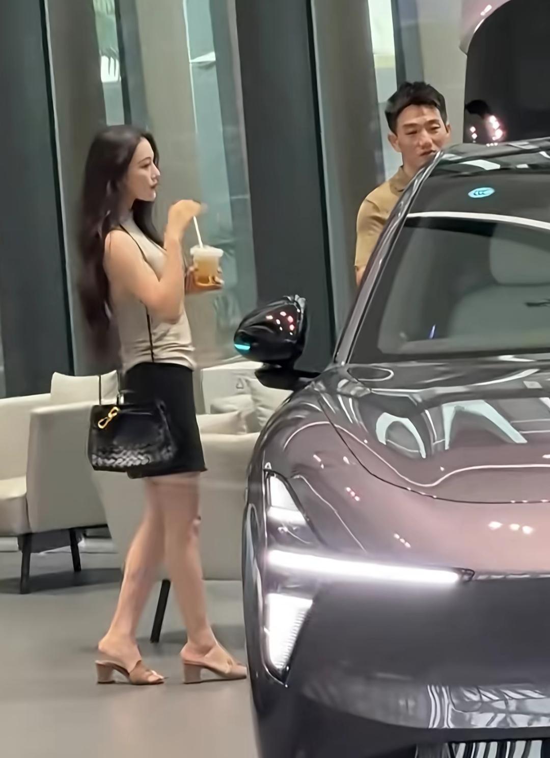 前几天，
何捷跟张馨予跑广州看车，
车看着挺普通，
但他脸上的笑是真压不住。
