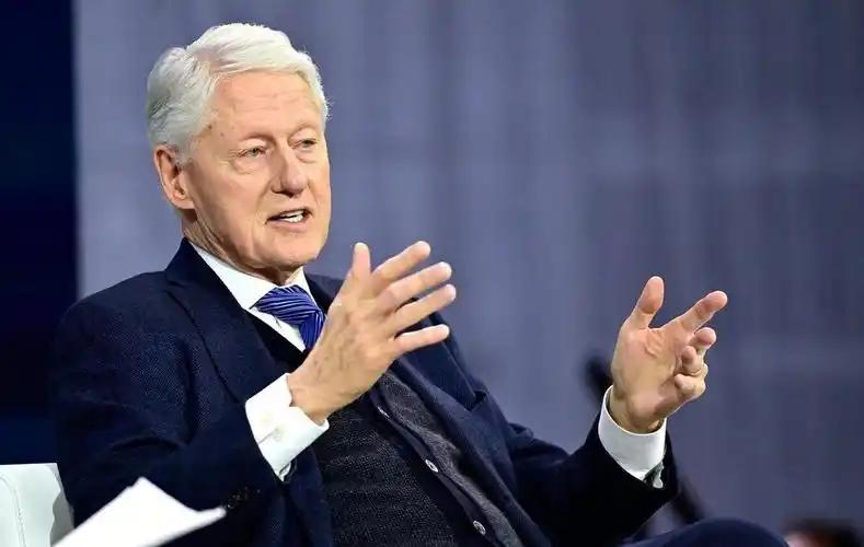 克林顿走的时候，给美国留下一个金山，国库里塞着两千多亿美元的净盈余。

那时候，