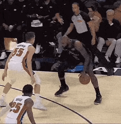 懂球的来说说詹姆斯这一球是不是走步？詹姆斯真是一直在进化啊！这两张图可以看出来，