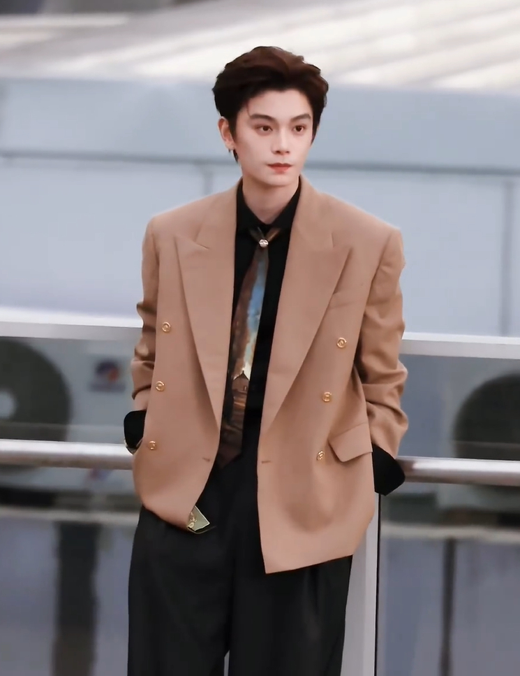丁禹兮咖色西装daddy级别丁禹兮好美妙的成男气质 丁禹兮这套咖色西装尽显熟男风