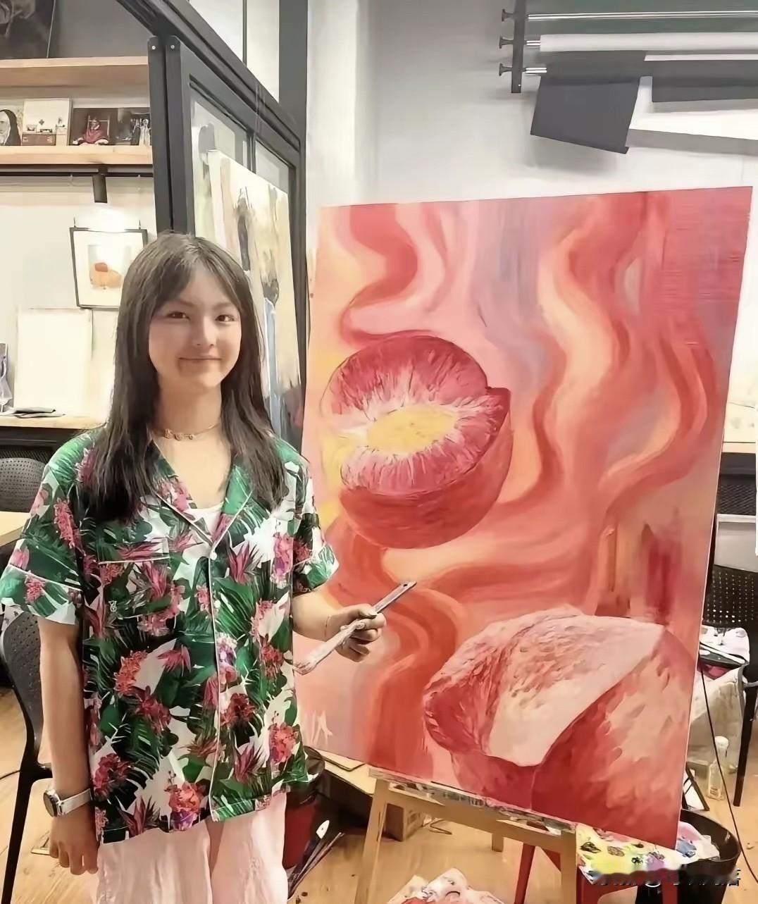 16岁的王诗龄，引发热议。

前两天，王诗龄一幅叫《桃子》的油画作品，在巴黎卢浮