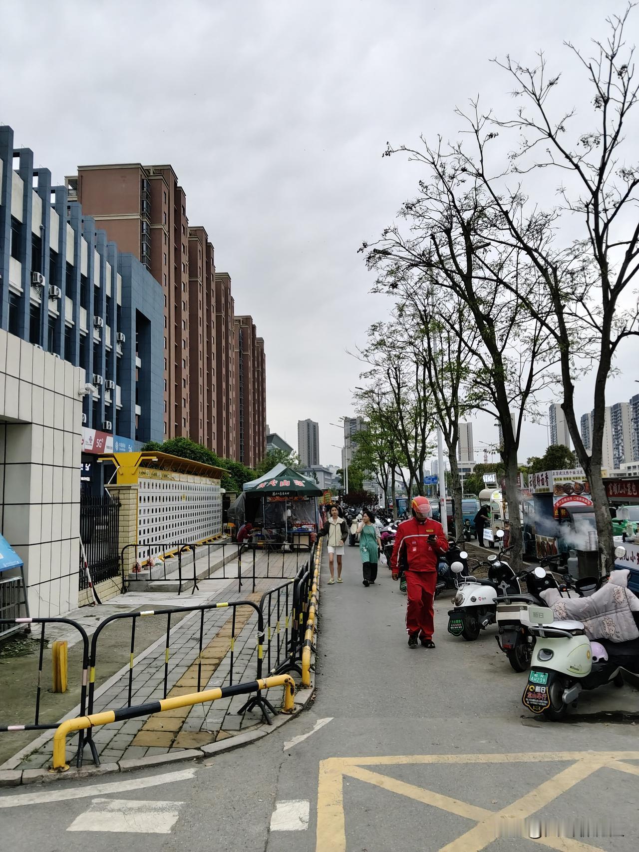安庆职业技术学院后门小吃一条街。
几乎很多大学的后门都成了吃货的天堂；
各种各样