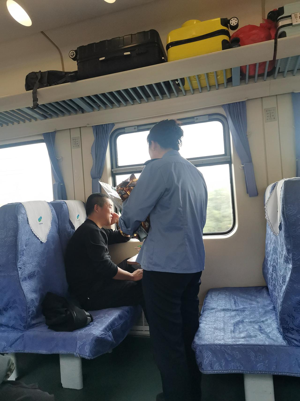 100块钱8包风干牛肉干是真的吗？

很多年没坐过火车硬座，刚进车厢，不是记忆中