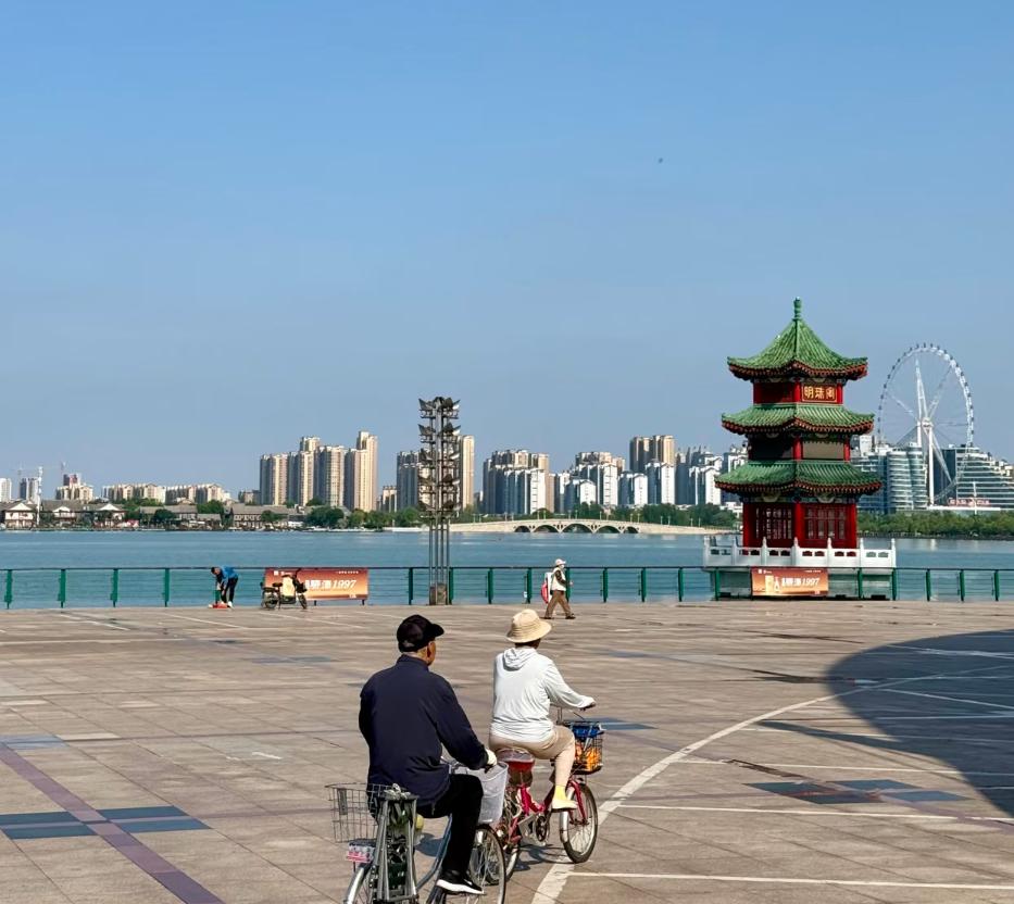 聊城，江北水城，确实是水文化特别好。东昌湖畔的明珠剧场，像一枚半开的贝壳卧在水边