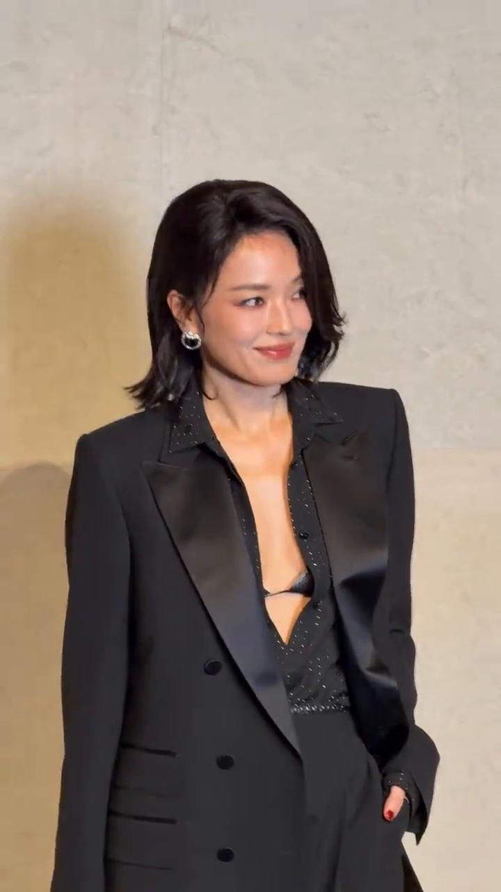 舒淇飞吻一下，换个动作，看这边，谢谢。