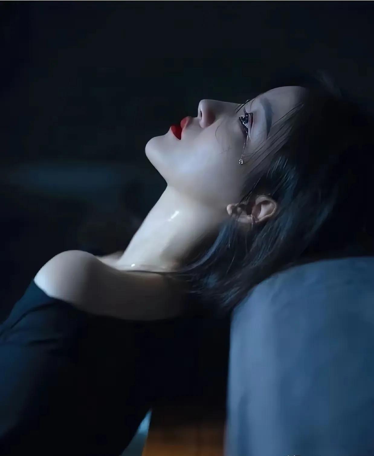 女人最重要的武器是什么?
女人最重要的武器有两样：
一是眼泪。霸王别姬时虞姬的泪