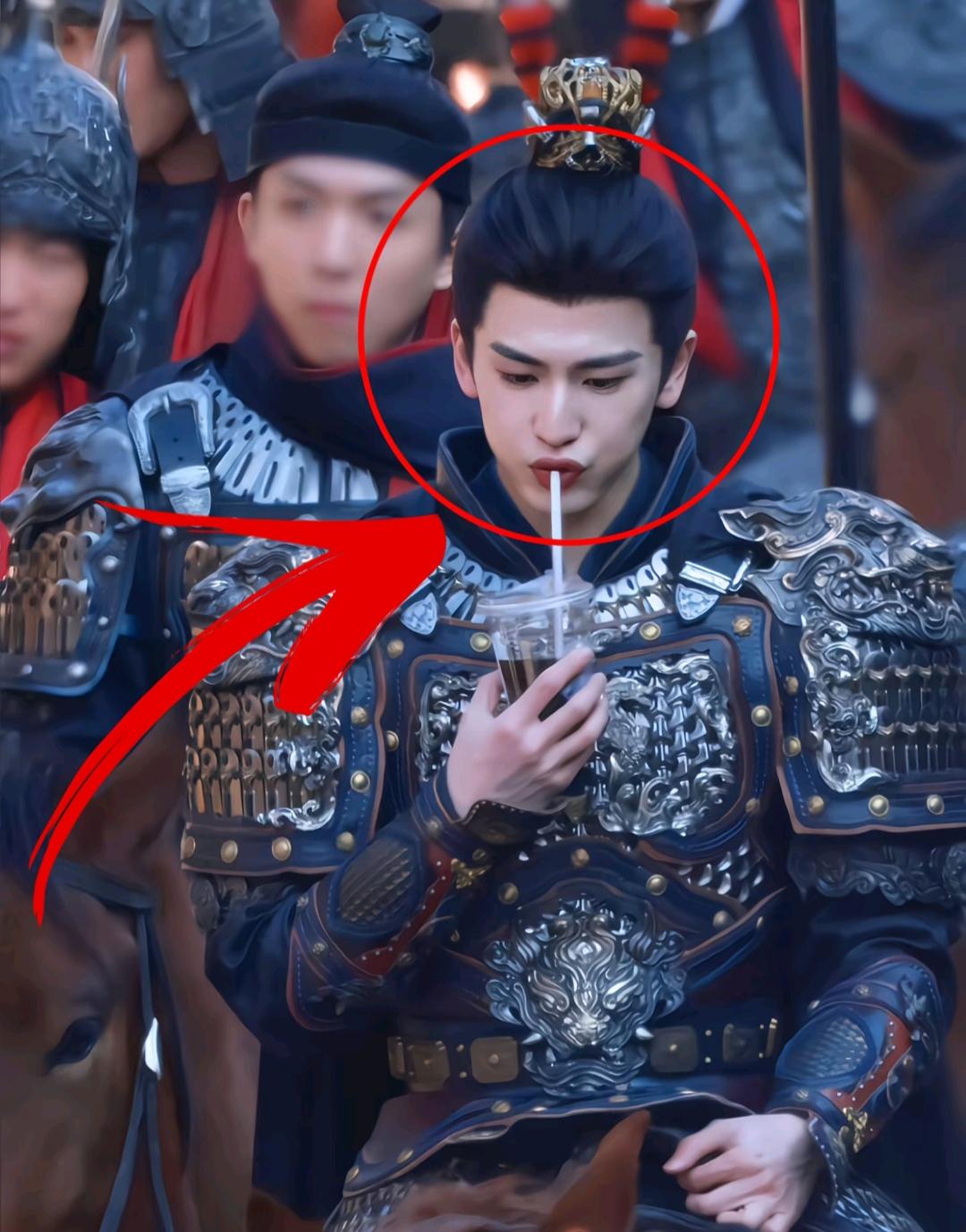 古装剧《逐玉》，
因角色妆容太假，
被网友调侃“粉底液将军”.

这部剧还没播，