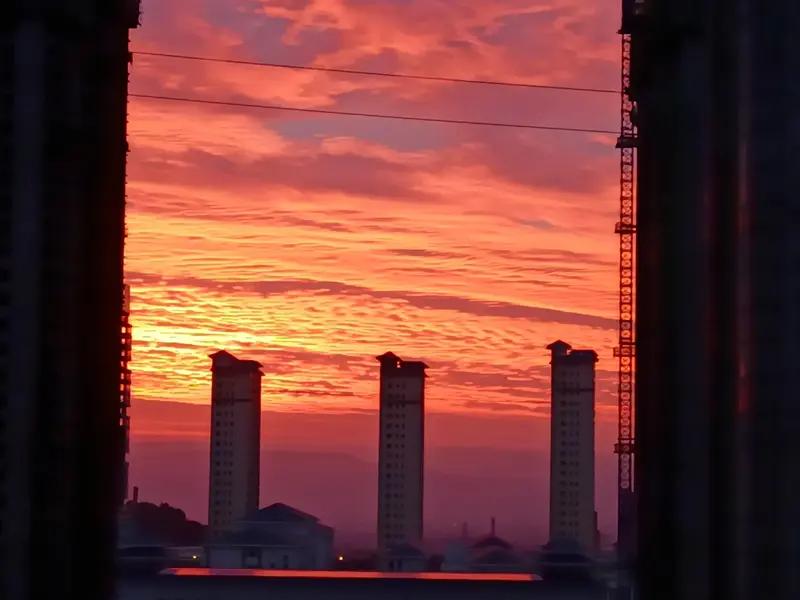 哇塞，这北京的朝霞也太绝了吧！瞧瞧这描述，漫天云彩从金橙渐变为绯红，像被旭日点燃