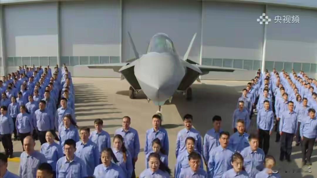 这架有光电瞄准系统的歼35，既不是空军型，也不是海军型，而是出口型的歼35AE！